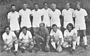 Alt-Herren-Mannschaft aus dem Jahr 1981, von links, hinten: Edmund Gatzemeier, Peter Mentrop, Karl-Heinz Kampler, Josef Krissel, Josef Ziegler, Josef Frank, Manfred Schmelter, vordere Reihe von links: Werner Schwarz, Klaus Schminnes, Heinz Fahle, Klaus Schreiner, Heinz-Günther Kurth