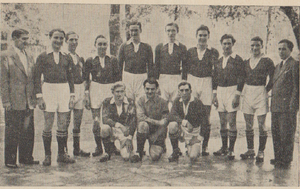 Die 1. Handball-Mannschaft Von links nach rechts: Wullweber A., Frieler Otto, Honen H., Faut Robert, Müller Fr., Ruff Clemens Krysik Leonh., Rose K. H., Werner K., Kamp P. • Kniend: Peters Georg, Bialuch Gustav, Schlissio H